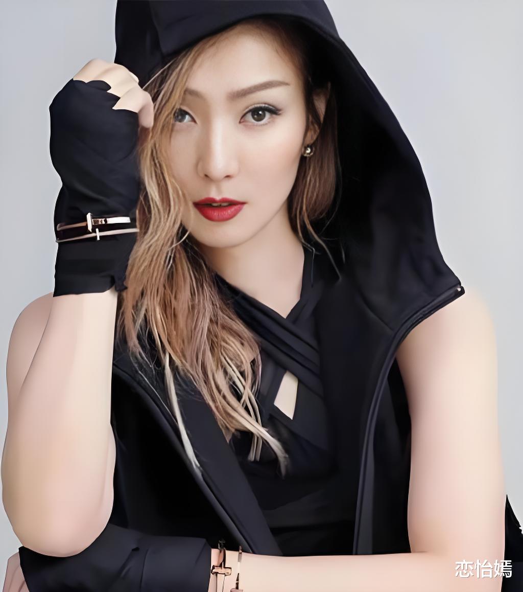 郑秀文演唱会形象惹争议：服饰夸张，肌肉暴起，网友：这身材真不怪许志安