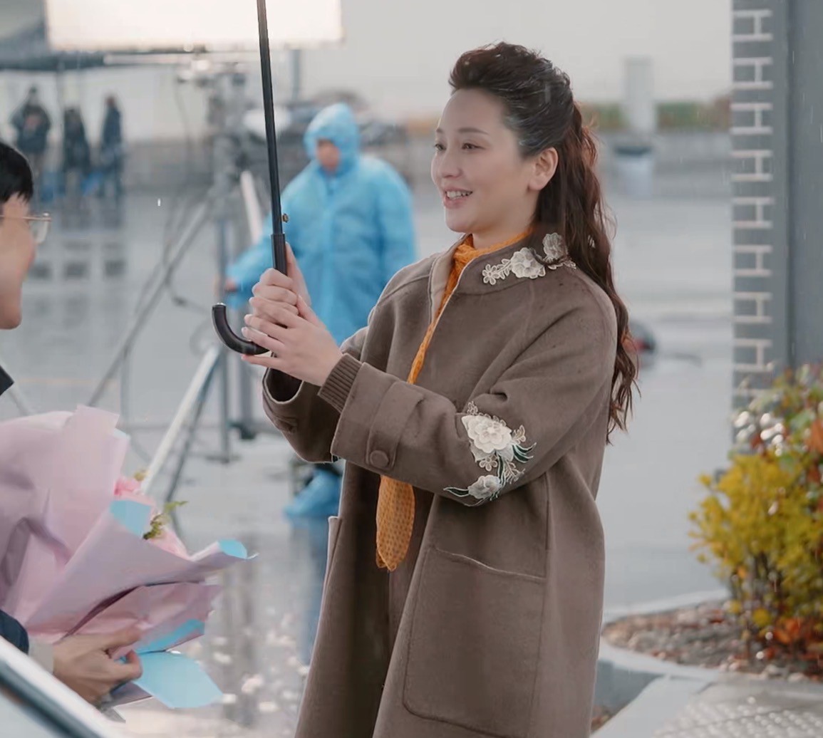 看了41岁金莎的这次表演,我发现:中年女人反油腻比扮嫩更显气质