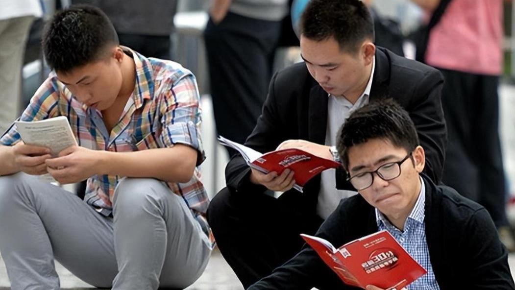 县城经济的无奈，只剩下“公务员经济”，也快要坚持不下去了！