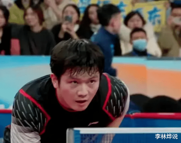 莎管严实锤!王楚钦与2个美女合影,双手高举搭着行李箱,被贴身表情冷漠