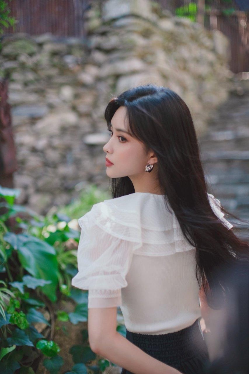 孟子义:太会了吧!故意抵住桌子大秀事业线,太懂流量了,孟姐