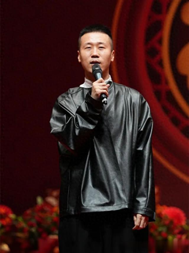 德云社纲丝节首演结束，演出阵容豪华，主持人身穿皮衣登场