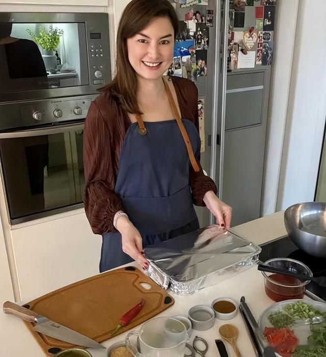 第一位玉兰油女孩,迷倒谢霆锋只需一件白衬衫,47岁过成这样?