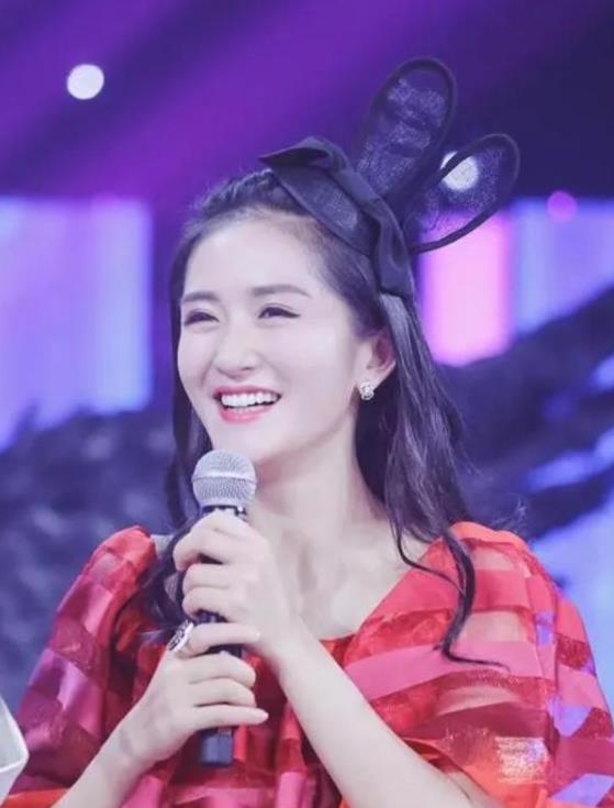 谢娜豪送6万6声称全场最高,缺席婚礼仍登热搜,陈乔恩公开锐评