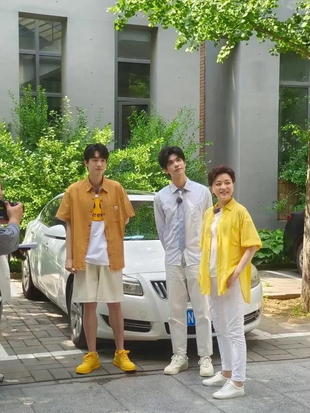 杨澜晒费翔合影,衬衫短发精神干练脸自信,男方高贵气质太吸引人