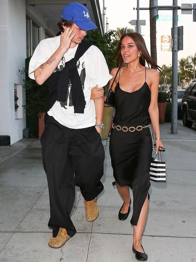 贝克汉姆19岁小儿子与大9岁女友街头秀恩爱,两人穿搭简约很时尚