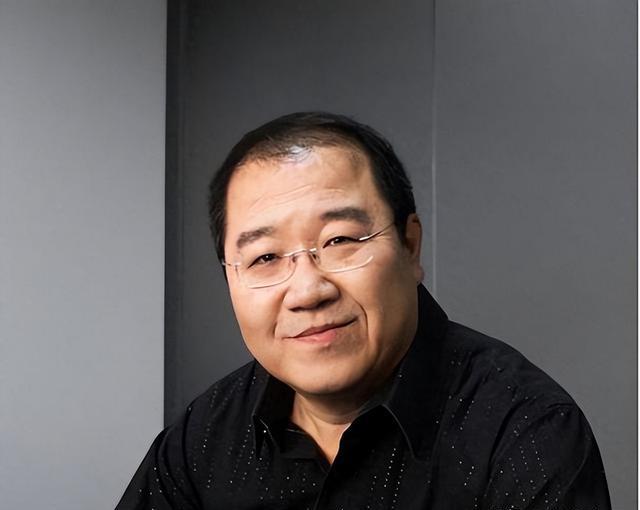 她曾经红过蔡明,却在拍戏时爱上导演,被抛弃后对方拒认亲生儿子