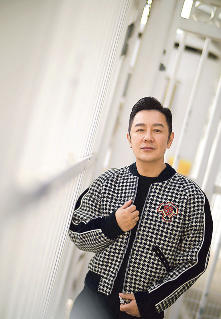 陈浩民全家回港定居，186平米旧居迎六口之家，重视子女粤语教育