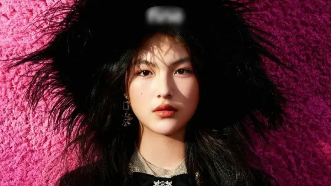 李湘女儿时隔4个月回国拍杂志，王诗龄穿礼服亮相，侧脸像王岳伦