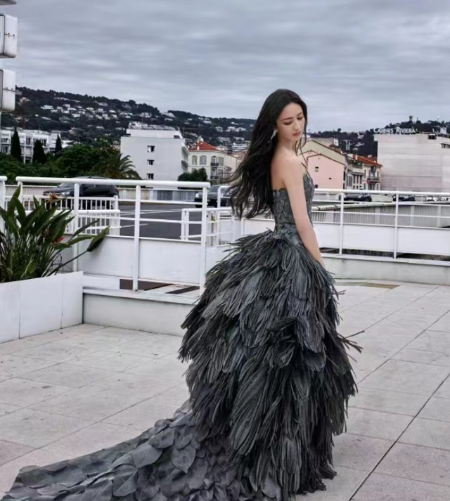 北京这一夜，巩俐深v高开叉，佟丽娅抹胸包臀，最后风头还不如狗