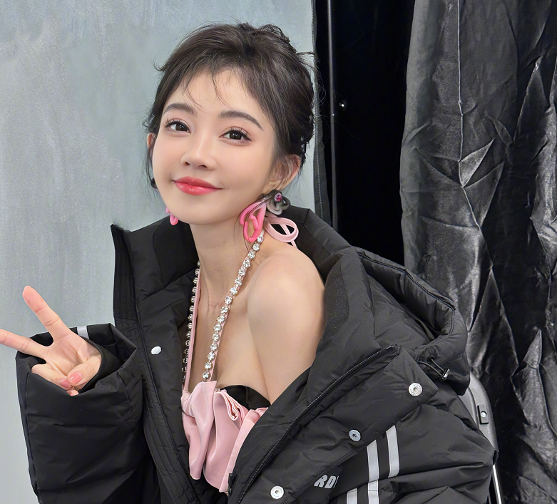 冯提莫路人生图照曝光，个子不高但是不小？网友：坐下来比例更虐