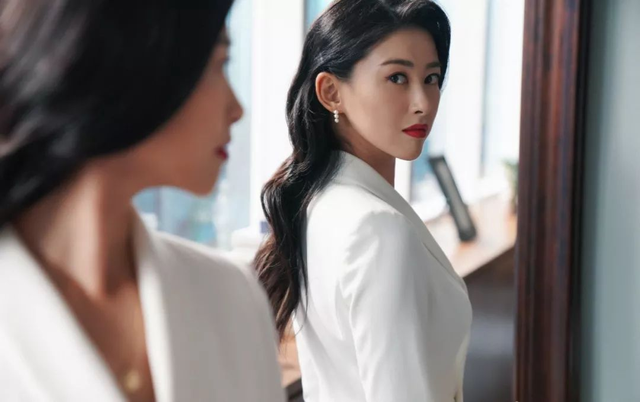 朱珠又带火了一种“名媛穿法”：长风衣+羊毛卷，简单高级又洋气