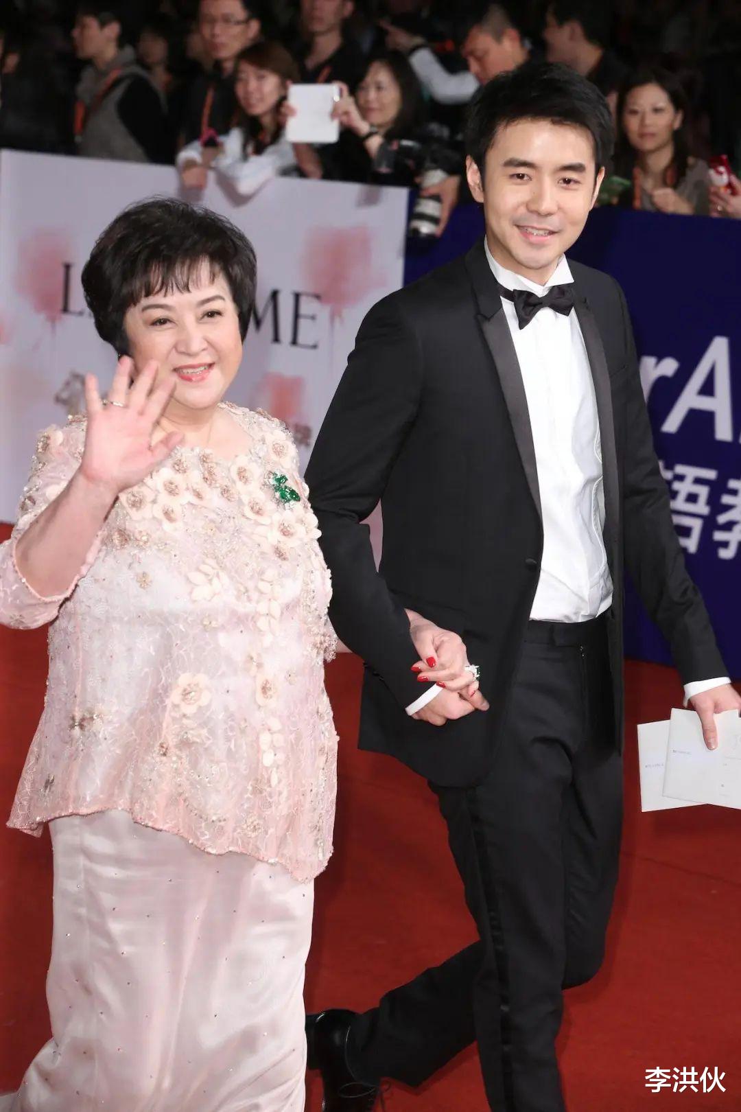 谢贤才是赢家,离婚后不仅能与前妻保持亲昵,两位前任也亲如姐妹