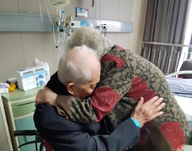 深情!97岁妻子化妆烫发看望98岁丈夫,医院里紧紧拥抱,不忍分开