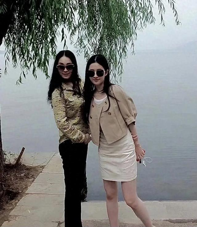 刘亦菲与小姨游东湖，神仙颜值如出一辙，天仙果然是全家最“丑”