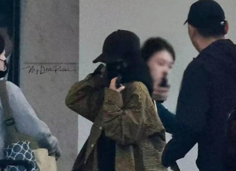 赵丽颖惊艳亮相长沙金鹰节,衬衫长裙诠释时尚,离婚后迎事业高峰