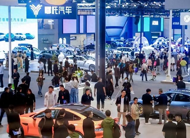 10月小米SU7要賣2萬輛？網(wǎng)友似乎不太關(guān)心這個(gè)，問了雷軍一個(gè)問題