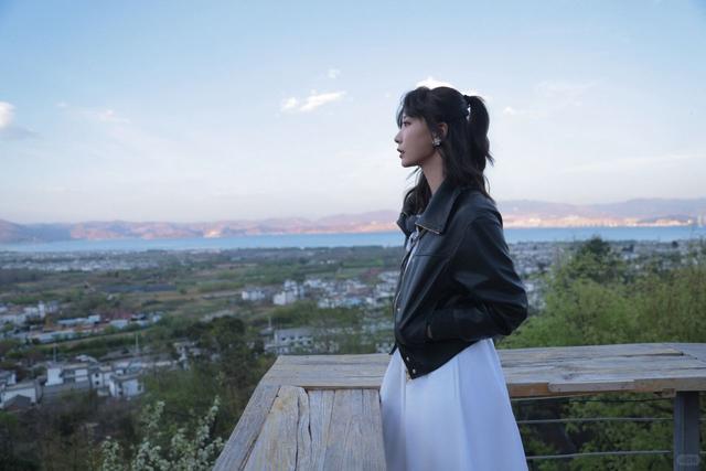 王珞丹穿皮衣配白裙子,优雅帅气