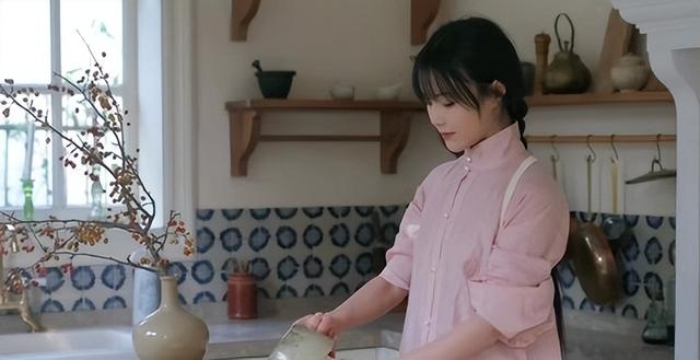 时隔一年李子柒再度营业,近照堪比毁容,她经历了什么?