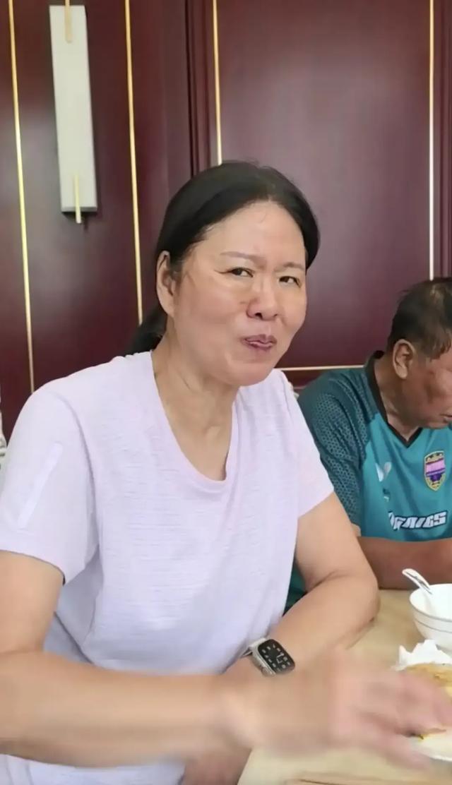 郎平回天津老家,素颜聚餐,印第安纹明显一脸凶相,被指医美失败