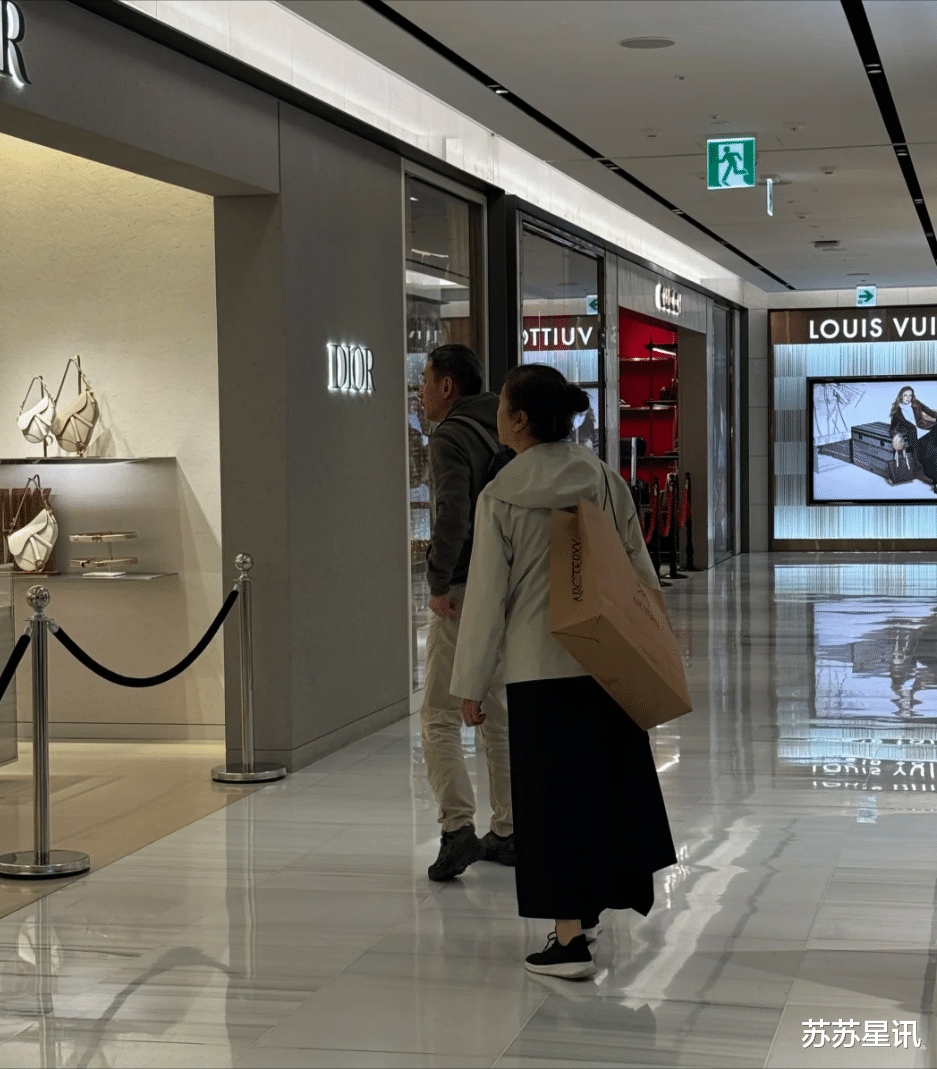 56岁江珊和老公逛街，不施粉黛满头白发似路人，田小洁耐心陪伴