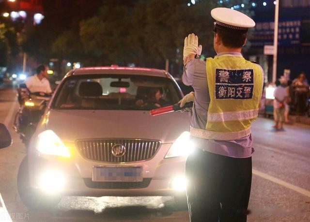 交警查车为什么不是每辆车都查？只要记住这4点，交警懒得管你