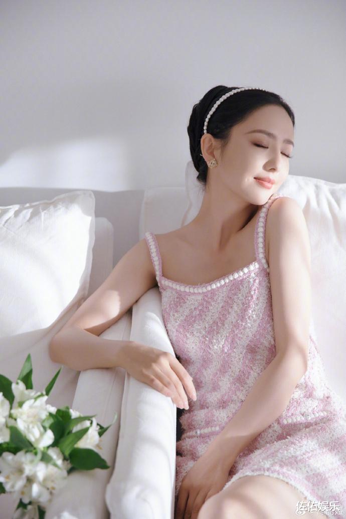 佟丽娅端午节晒美照,身姿曼妙惹人爱,醉人笑容宛如初恋