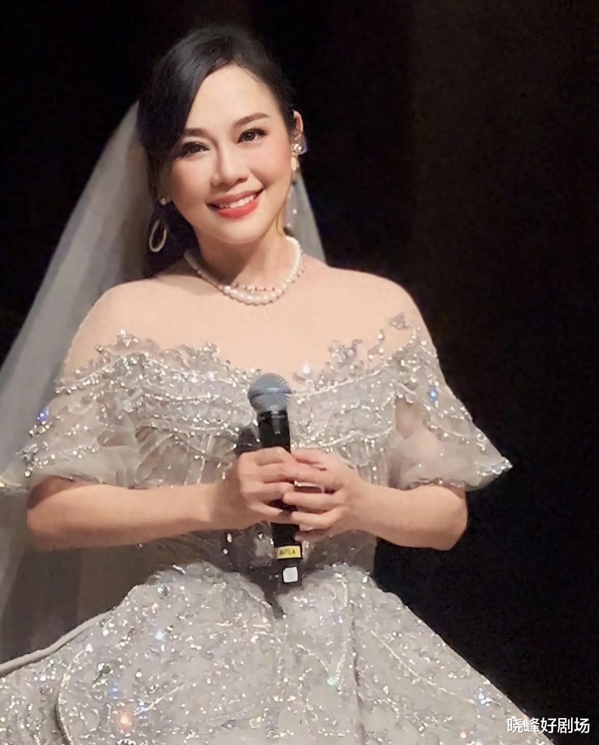 陈松伶在新加坡举办演唱会,减肥成功造型美轮美奂,自曝瘦了24斤