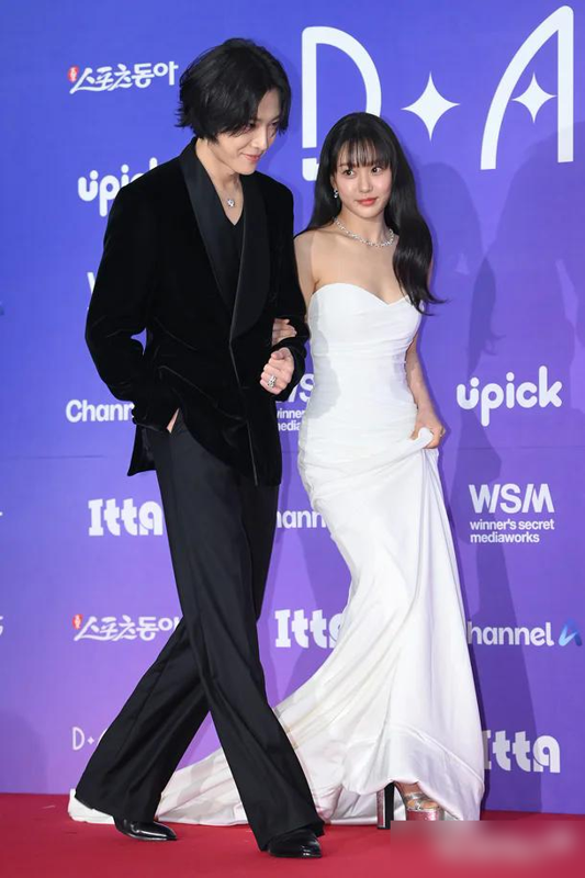 韩国知名女星红毯亮相,身高160厘米穿出170厘米既视感