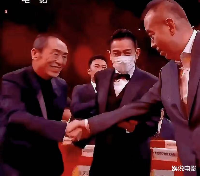 金鸡奖颁奖晚会刘德华戴口罩，只有上台没戴，原来为了演唱会