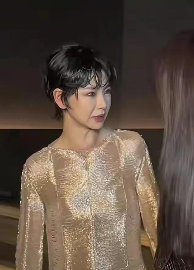 戚薇亮相时装周,法令纹明显身材显干瘪,被嘲治好网友的容貌焦虑