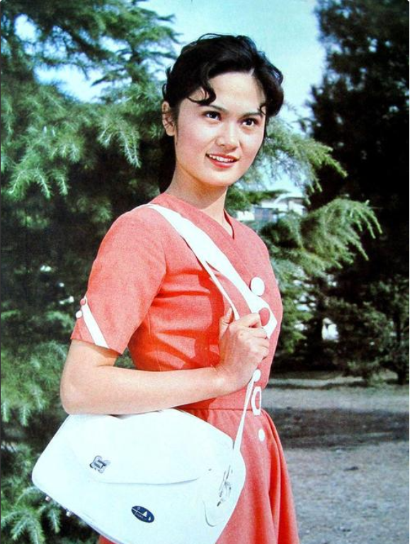 她曾是央视美女主持人,22岁爆红嫁给军委副主席之子,如今怎么样