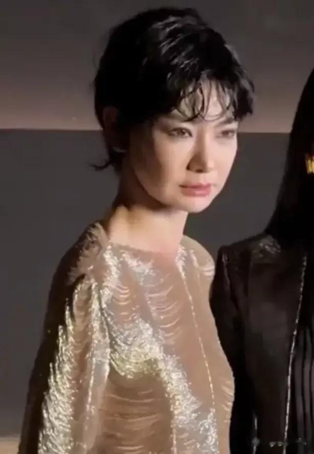 戚薇时装周造型状态被质疑后续:本人称拍法不对,网友扎心回复