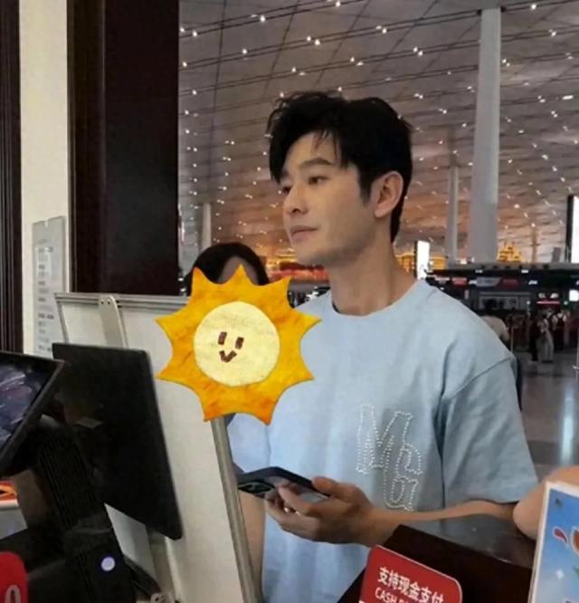 网友偶遇黄晓明,黄晓明大气请粉丝吃饭喝奶茶聊天,获网友点赞