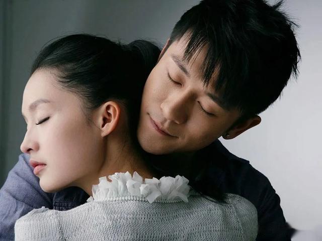 亲妈是制作人，干妈是导演，20年没能捧红他，却在结婚改名后大火