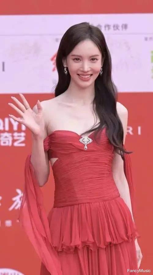 金晨近照曝光,再次陷入整容风波,网友:撞脸章若楠!