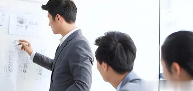 和领导相处，不要低三下四，做好自已的原则，领导就会重用你