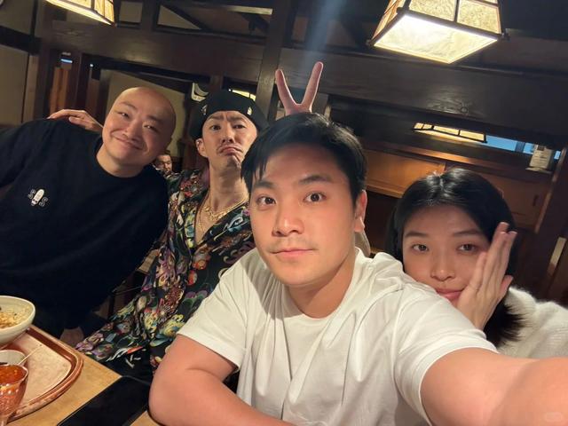 张艾嘉一家内地过节，儿子走出绑架阴霾撒狗粮，富商老公头发白了