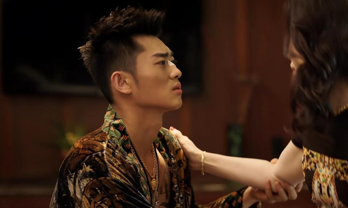 瞪眼咆哮，摇头晃脑，《边水往事》这位败笔演员，看着让人难受