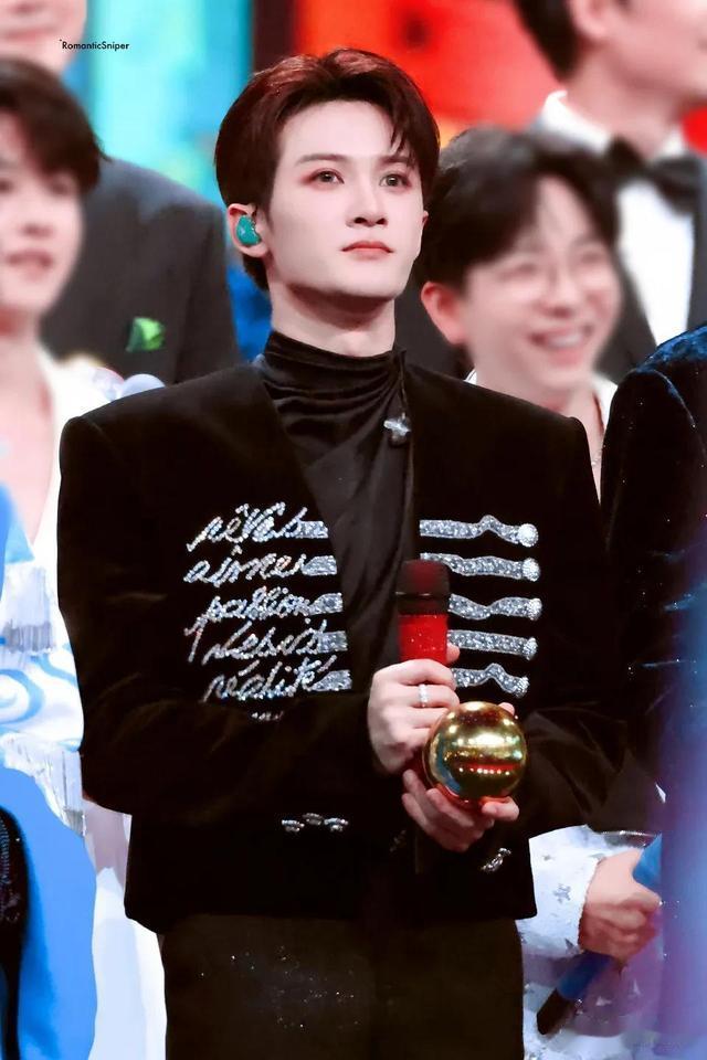 跨年晚会一夜，最帅男艺人洗牌，酷盖登顶，于适第9嘉伦第8李现6