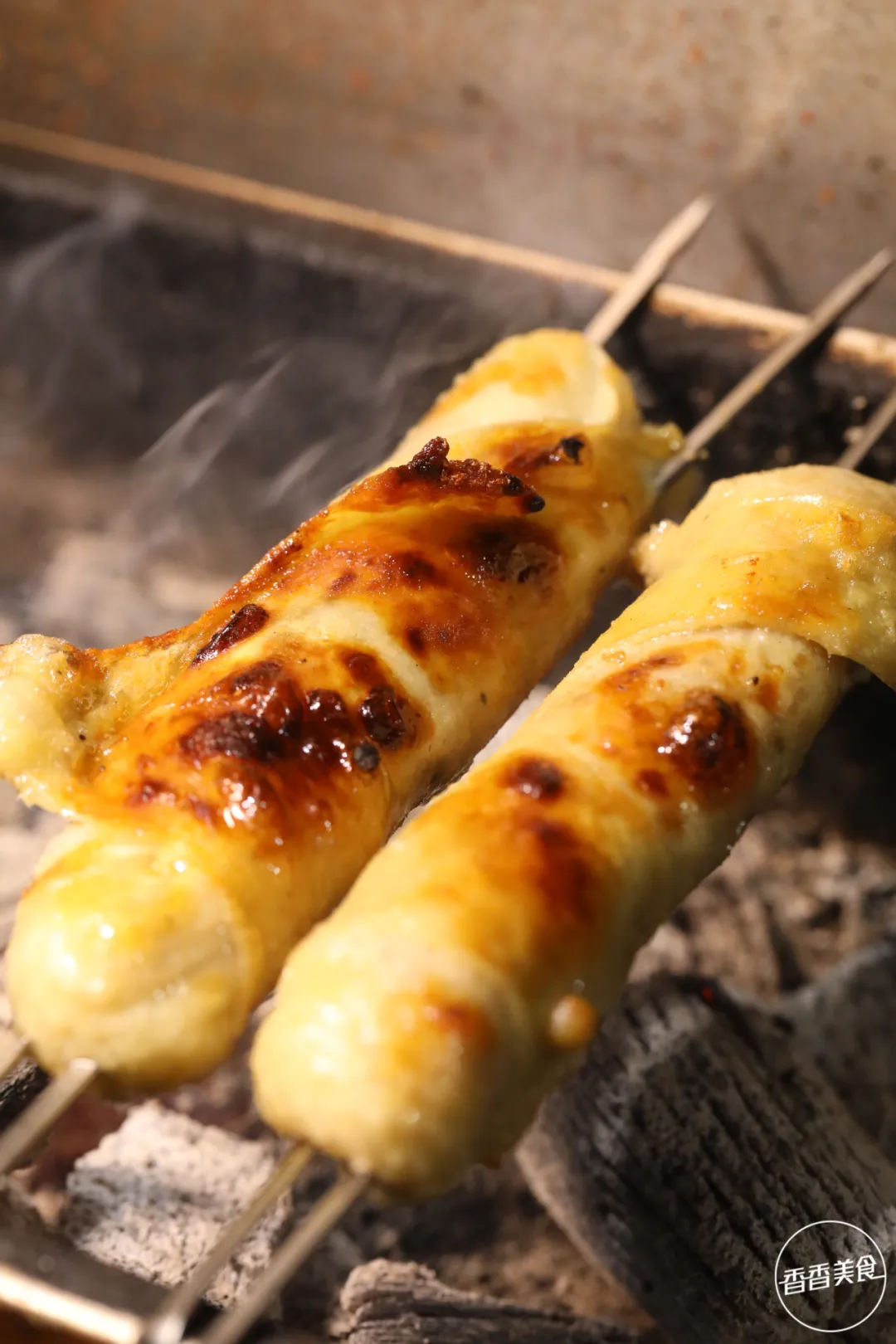 一路从路边摊追着吃到店里，老板说，啥稀奇就烤啥