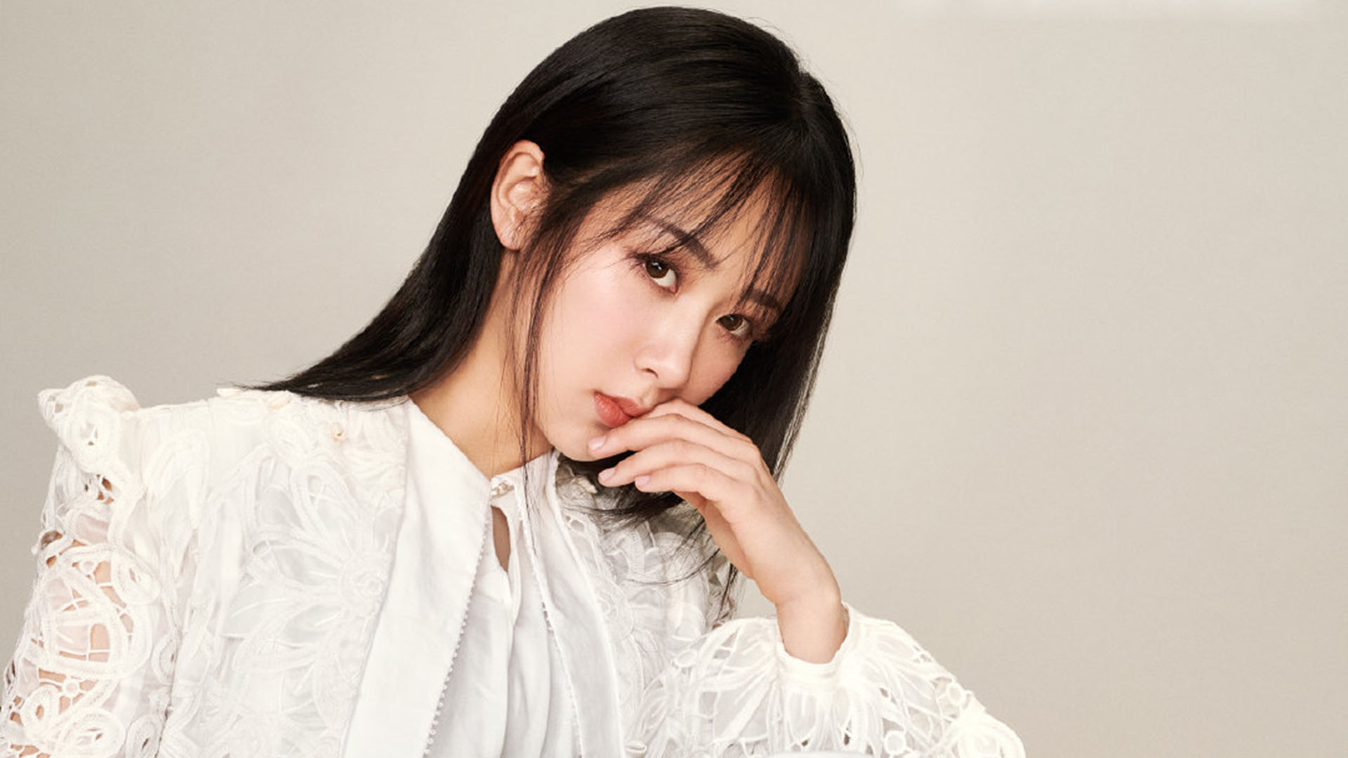 杨紫中秋携宠郊游享独处，精致月饼引猜测，生活状态成关注焦点