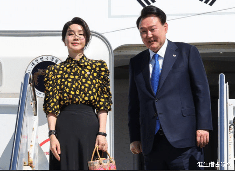 52岁韩国第一夫人出访，穿粉衣白裙扮嫩，一张“整容脸”更美了