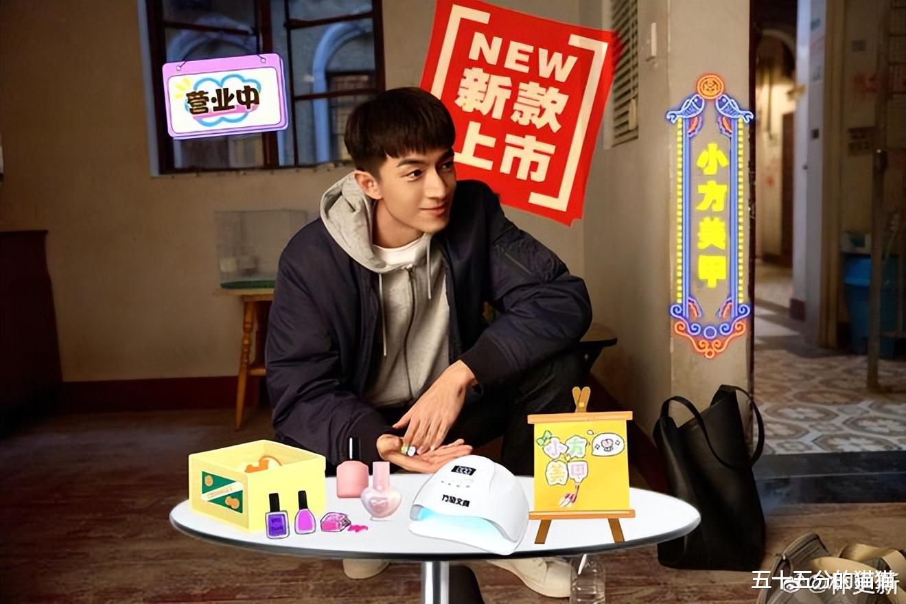 刘亦菲晒美照,林更新给自己做美甲,隔空表白赵丽颖?