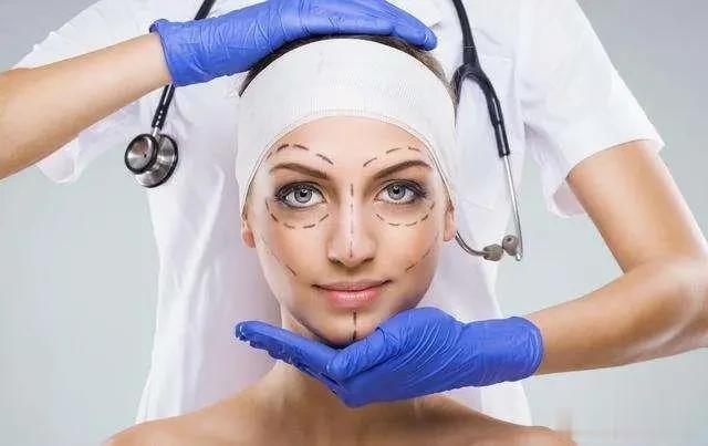 整容脸上镜有多垮?这就是张艺谋,坚决不用整容脸的原因吧