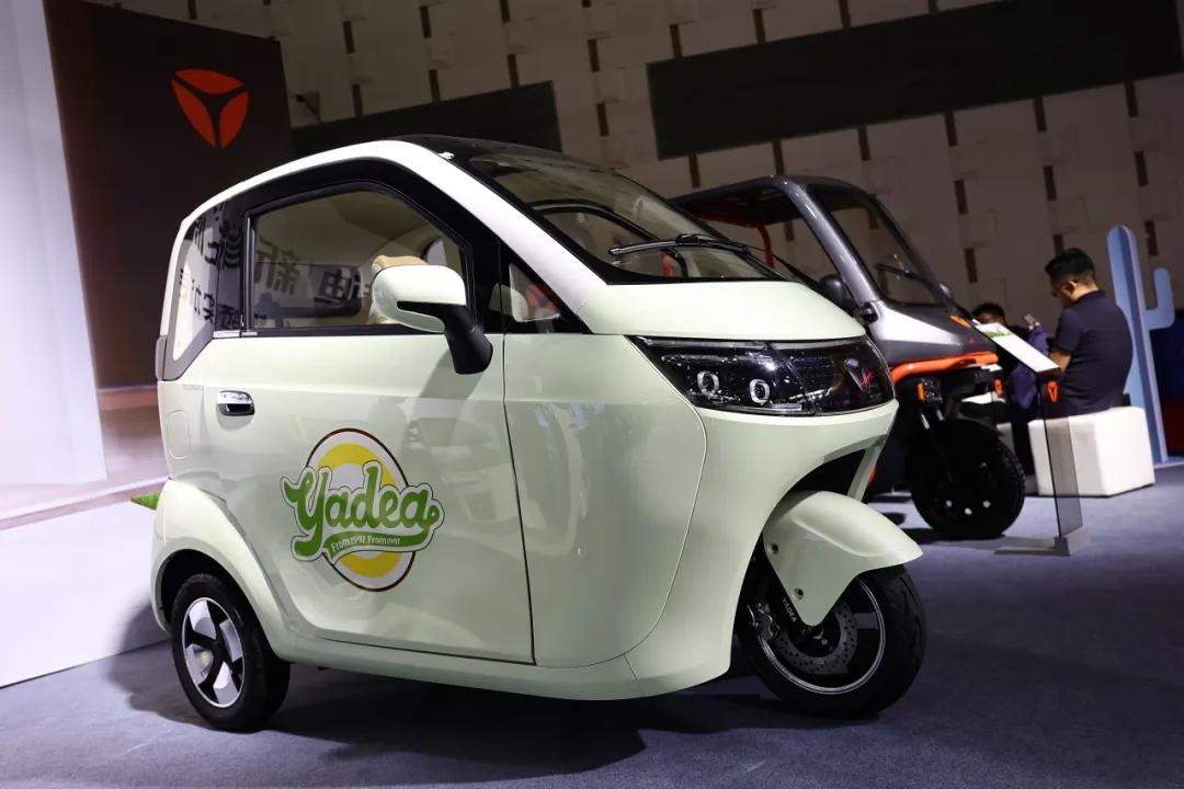 雅迪一款全新封闭三轮篷车EV301上市，舒适与科技样样有料