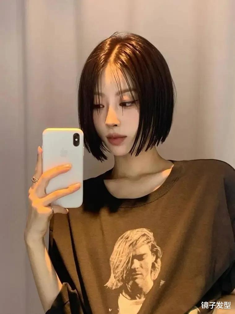 简单的发型却很时尚,边线剪齐很有辨识度,美到你了吗