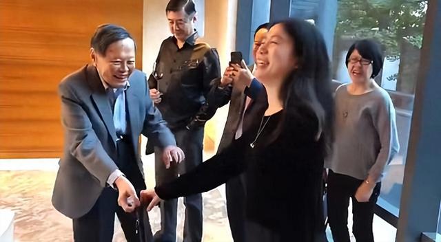 后悔了？48岁翁帆为杨振宁庆102岁生日，全程和宾客寒暄无视丈夫