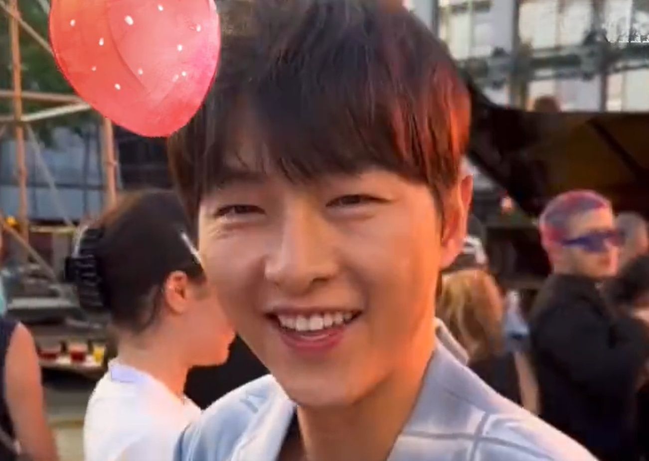 宋仲基炫耀女儿，展现温馨父爱