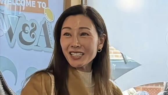 李嘉欣送 13 岁儿子赴英留学，贵族学校 1 年 30 万，网友辣评母子颜值